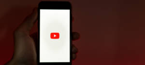 Smartphone sur l'application YouTube