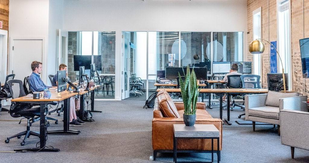 Deux hommes travaillent dans un espace de co-working