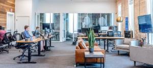 Deux hommes travaillent dans un espace de co-working