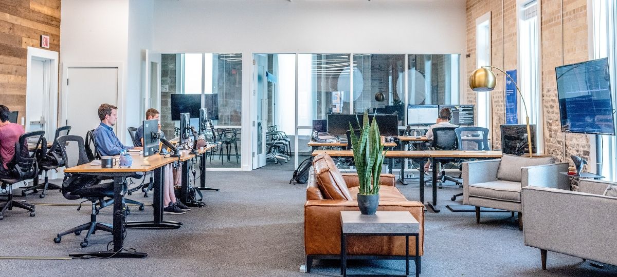 M6 va lancer une émission pour les entrepreneurs Deux hommes travaillent dans un espace de co-working