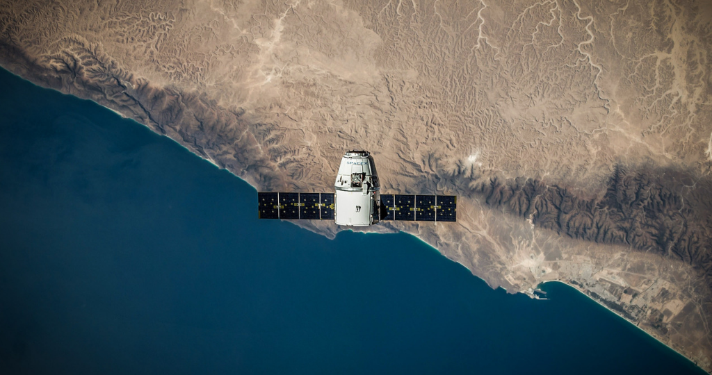 Un satellite en orbite autour de la Terre