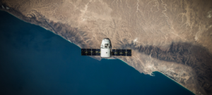 Un satellite en orbite autour de la Terre
