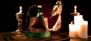 Un chapeau de sorcier contient une bouteille eau gazeuse Perrier au frais