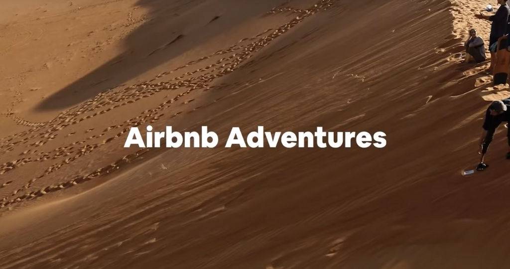 Une groupe de touristes sont en excursion dans un désert