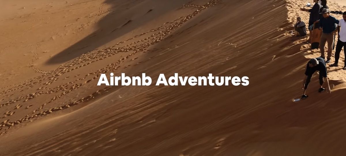 AirBnb vous propose un tour du monde pour 5 0000 euros Une groupe de touristes sont en excursion dans un désert