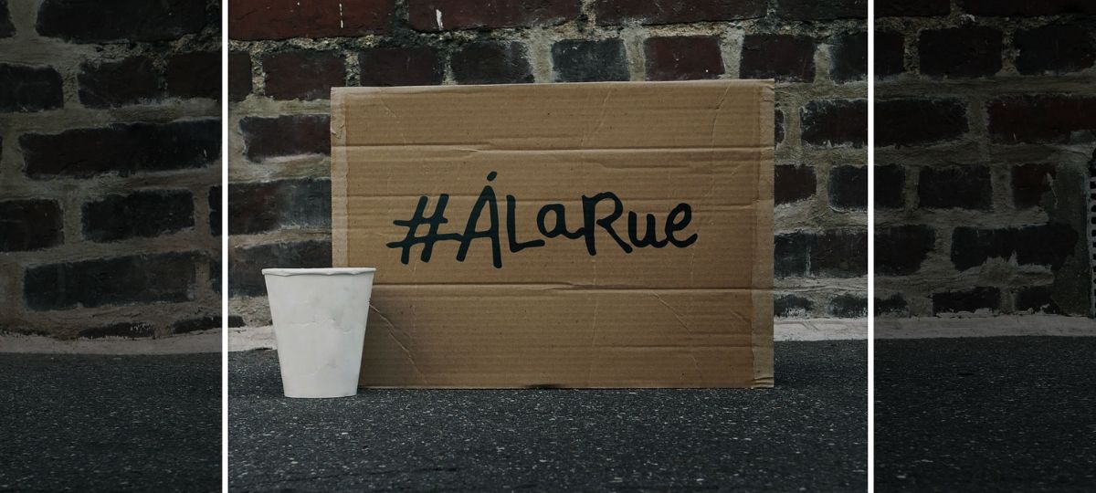 Campagne : Suivre la vie quotidienne d'un SDF sur Instagram ?  Un carton avec inscrit #alarue