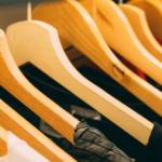 Gros plan sur un portant de vêtements