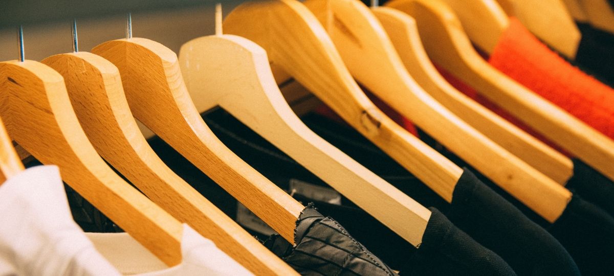 Asos ajoute la réalité augmentée à son application Gros plan sur un portant de vêtements