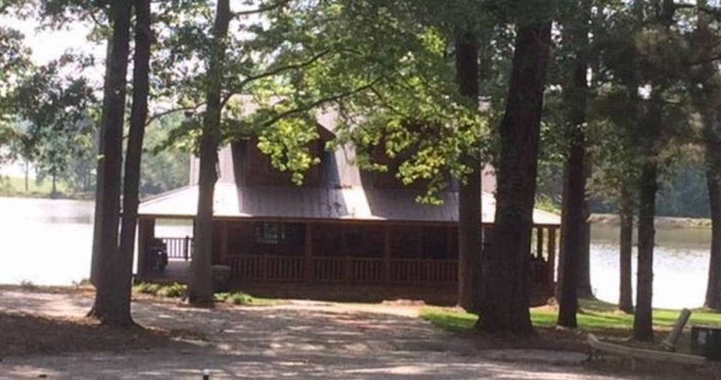 Chalet dans une forêt au bord d'un lac