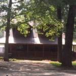 Chalet dans une forêt au bord d'un lac