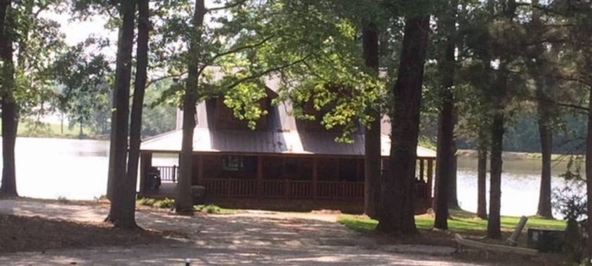 Avengers Endgame : Réserver la cabane de Tony Stark, c’est possible Chalet dans une forêt au bord d'un lac