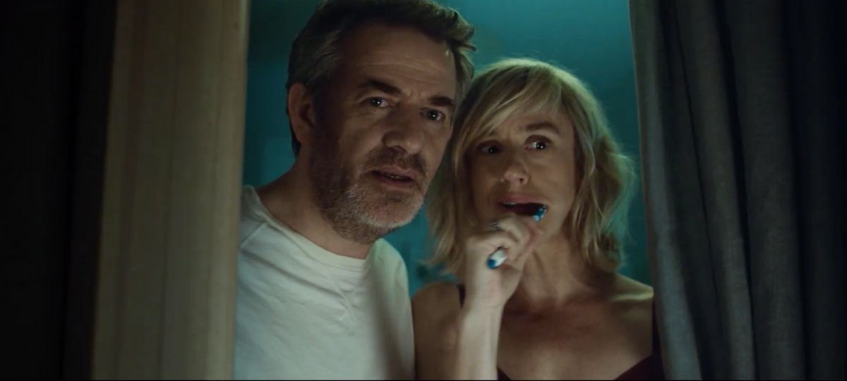 AXA révèle la suite de sa saga publicitaire orchestrée par Publicis Conseil Un homme et une femme regardent par la fenêtre leurs voisins