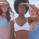 Cinq femmes en maillots de bain Bilie se tiennent debout sur une plage.