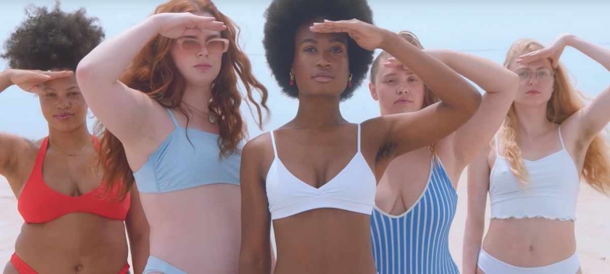 Bilie révèle sa campagne qui célèbre la liberté du corps des femmes Cinq femmes en maillots de bain Bilie se tiennent debout sur une plage.