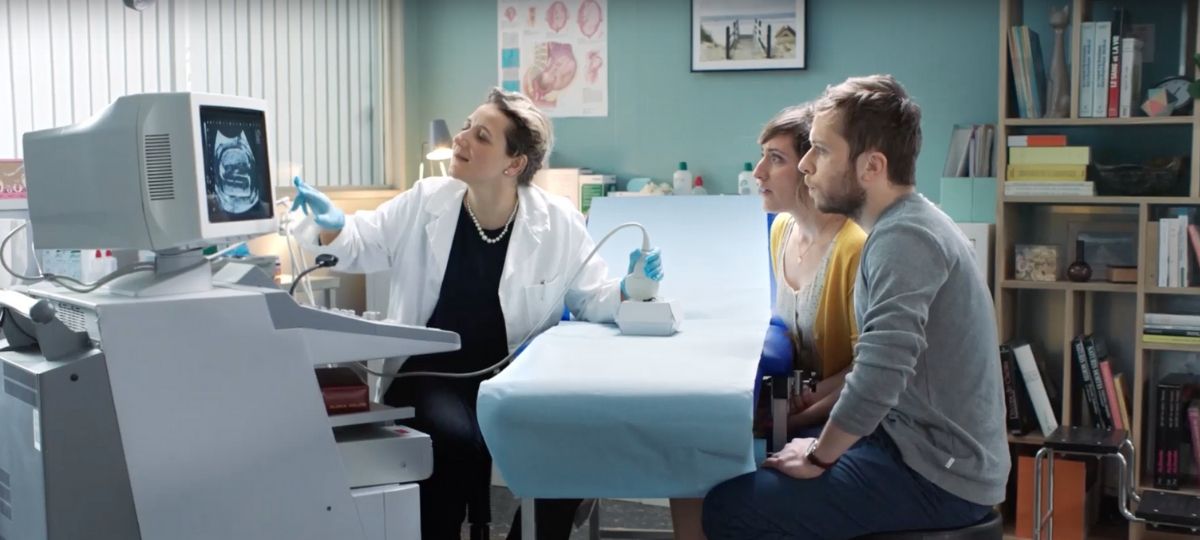 Le Burger Mystère fait son grand retour chez Burger King Une femme fait une échographie d'une boite de Burger King