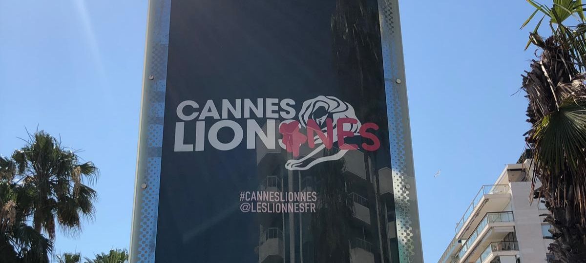 Les lionnes nous révèlent le bilan des Cannes Lions Une affiche pour le festival Cannes Lions tagué d'un - lionnes -