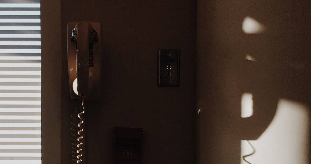Un téléphone mural dans un salon à la lumière du matin