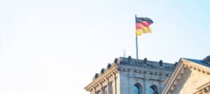 Un drapeau allemand au dessus d'un bâtiment