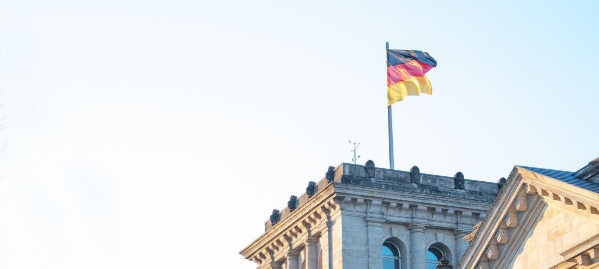 Les Allemands vont pouvoir utiliser leur iPhone comme pièce d’identité Un drapeau allemand au dessus d'un bâtiment