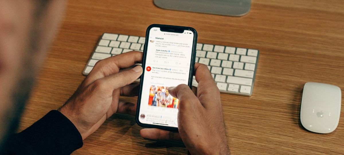COM-MENT présente #rescpectduel, le concours d'éloquence sur internet Une homme regarde une page du réseau social Twitter sur son téléphone