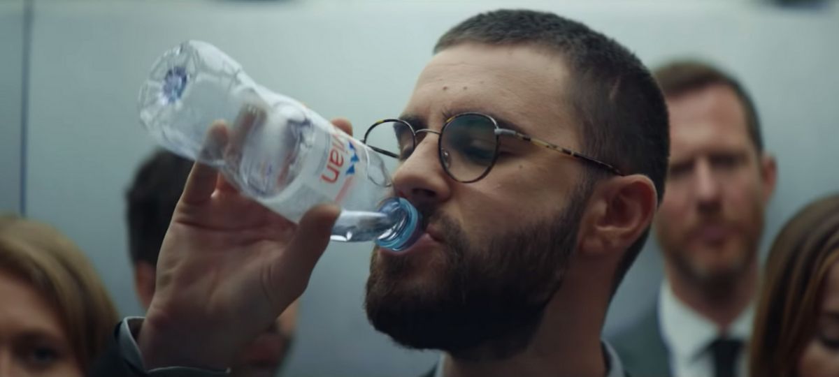 Evian s'entoure de trois figures de Youtube pour sa nouvelle campagne Le youtubeurs Cyprien boit une bouteille d'eau evian dans un ascenseur