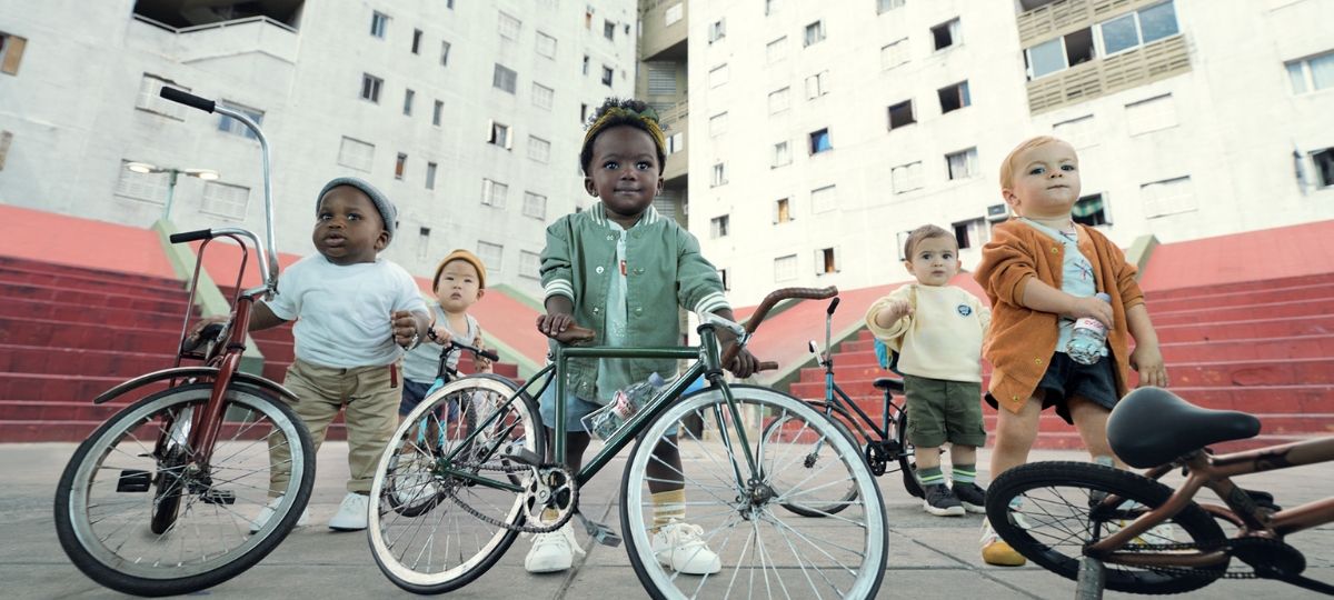 La nouvelle publicité d'evian avec des bébés qui dansent Des bébés avec des vélos