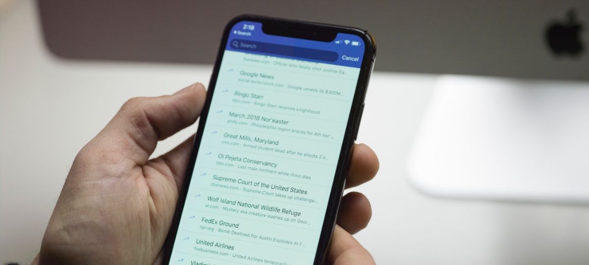 Facebook change sa manière de classer les commentaires Une main qui tient un smartphone sur la plateforme social Facebook