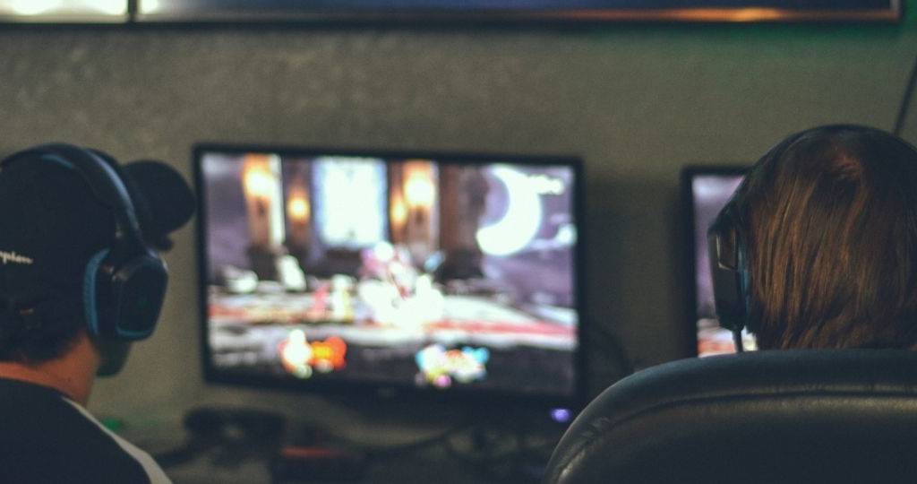 Deux jeunes joueurs, jouent sur la plateforme Fornite