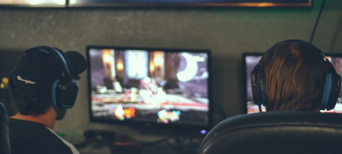 Les amateurs de Fornite passent 21% de leur temps libre sur la plateforme Deux jeunes joueurs, jouent sur la plateforme Fornite