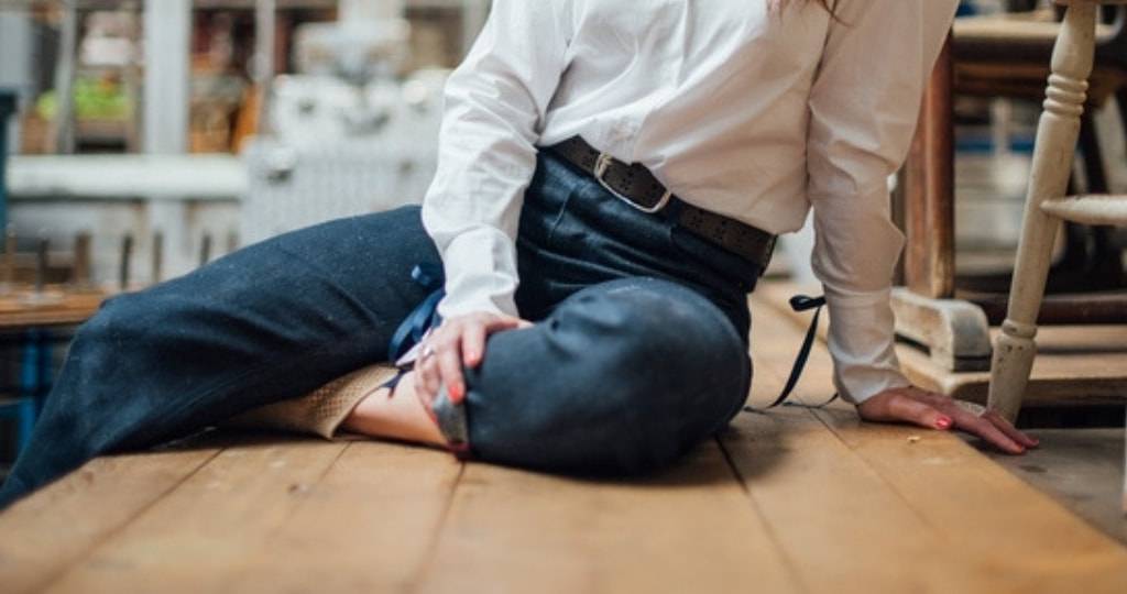 Le Gauloise Jeans, les jeans éco-responsables et français Une femme en jean assise sur une table