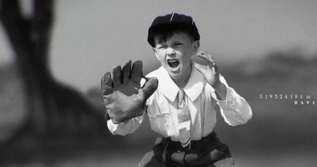 Photographie d'un enfant en noir et blanc