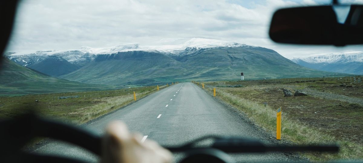 Google Maps avertit les utilisateurs si leur chauffeur s'écarte de l'itinéraire prévu Vue d'une montagne sous la neige à bord d'une voiture