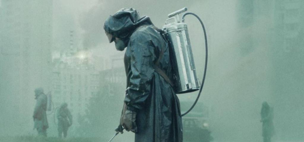 un homme en combinaison au milieu de Tchernobyl