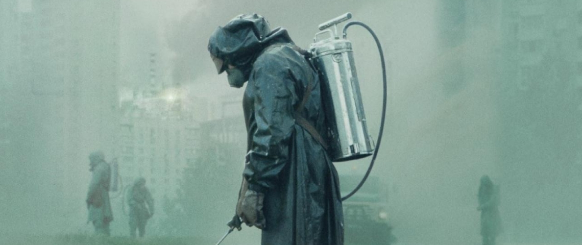 un homme en combinaison au milieu de Tchernobyl