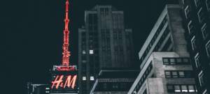 Gratte ciel à New York où il est inscrit en néon rouge H&M