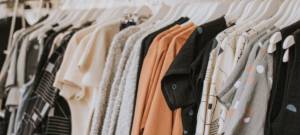 Des vêtements sur un cintre