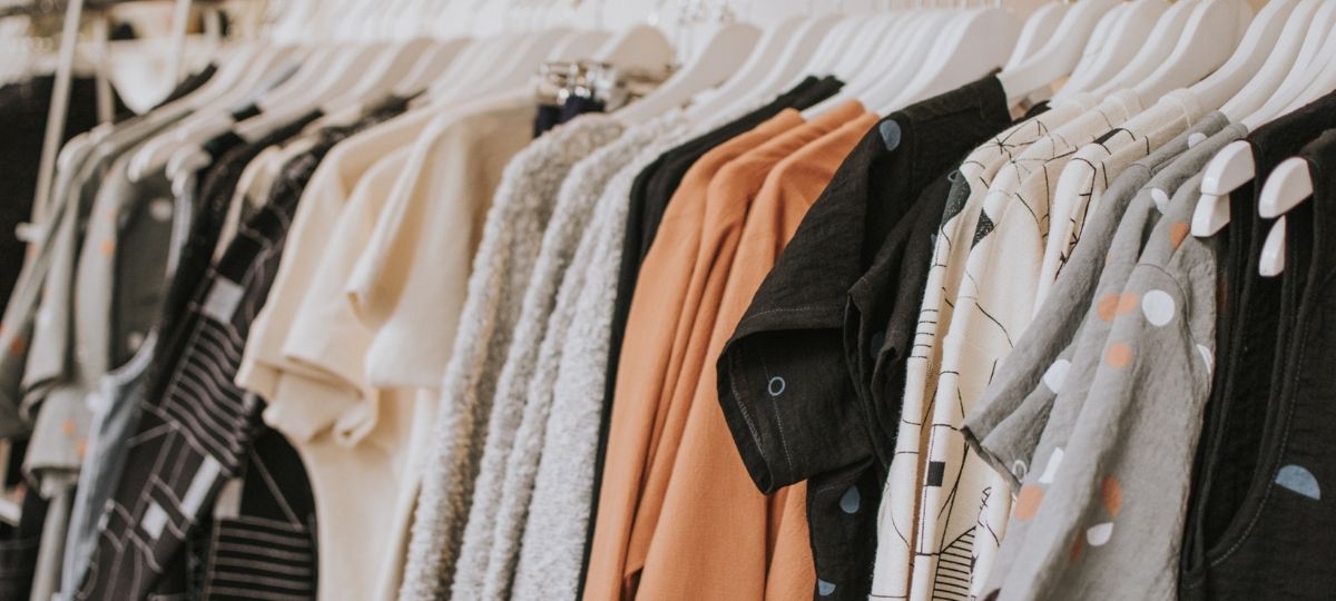 Instagram réunit dix marques pour une collection exclusivement via la fonctionnalité Shopping Des vêtements sur un cintre