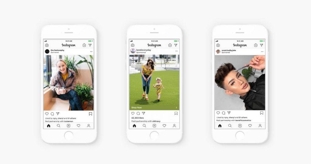 Trois smartphones sur un fond blanc