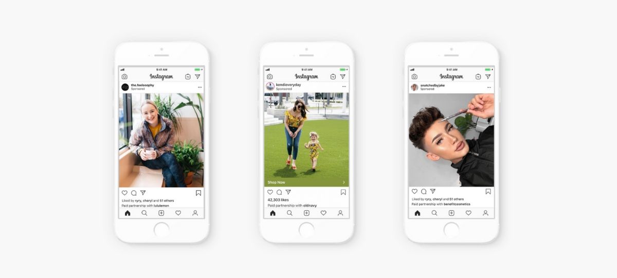 Instagram va permettre aux marques de sponsorisé leurs influenceurs Trois smartphones sur un fond blanc