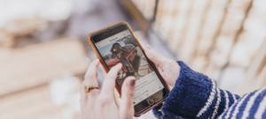 Une femme regarde son film d'actualité Instagram sur son smartphone