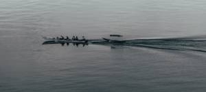 Un long bateau longe un lac exotique