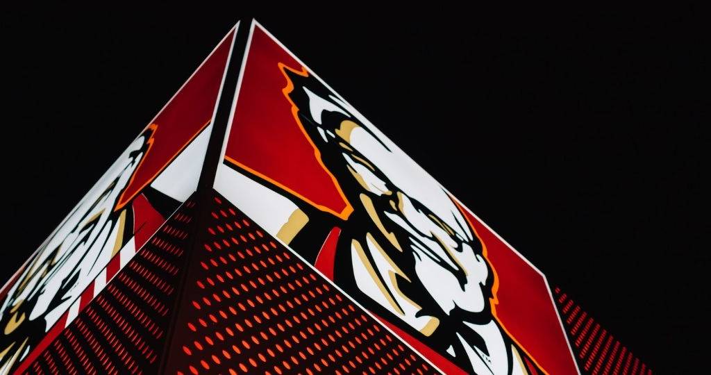 Une enseigne de KFC de nuit