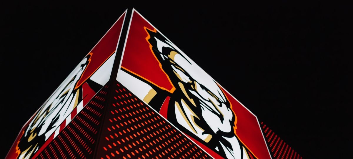 KFC est va de tester des burgers vegans au Royaume-Uni Une enseigne de KFC de nuit
