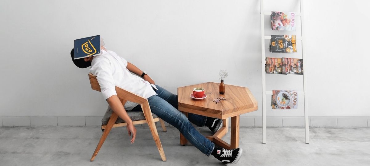 Comment créer un bon magazine ? Un homme qui dort avec un magazine sur la tête