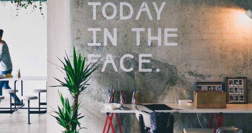 Espace de co-working avec des plantes vertes