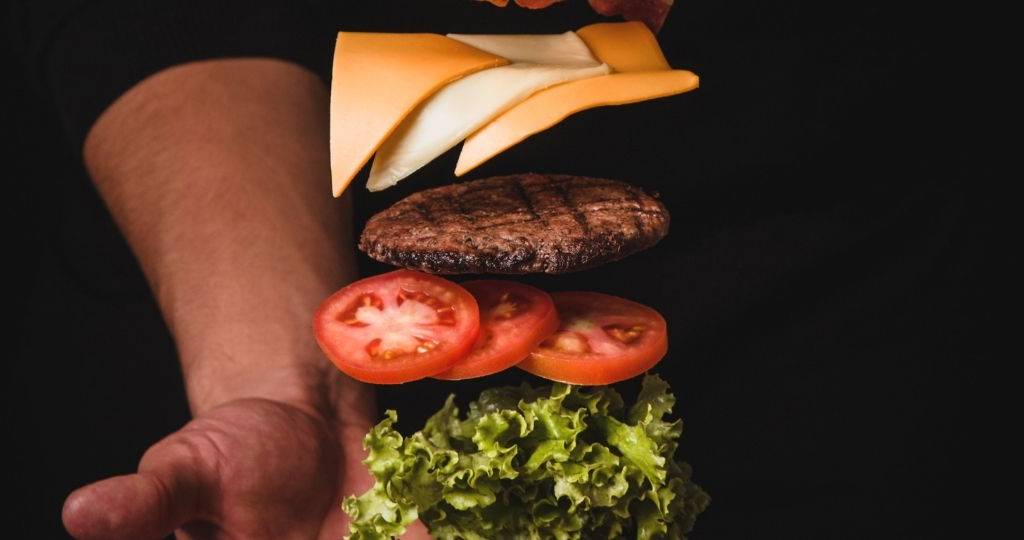 Un burger sur un fond noir