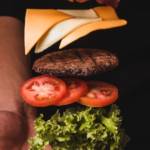 Un burger sur un fond noir