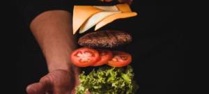 Un burger sur un fond noir