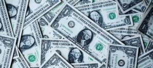 Un amas de billets de dollars