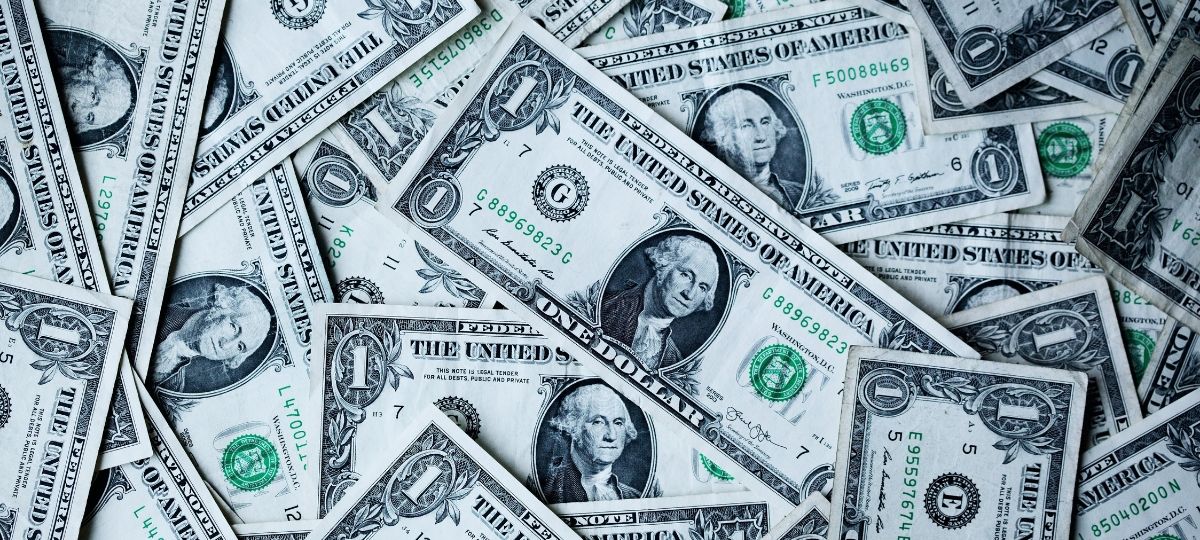 Meero: la nouvelle licorne française qui lève des fonds records Un amas de billets de dollars